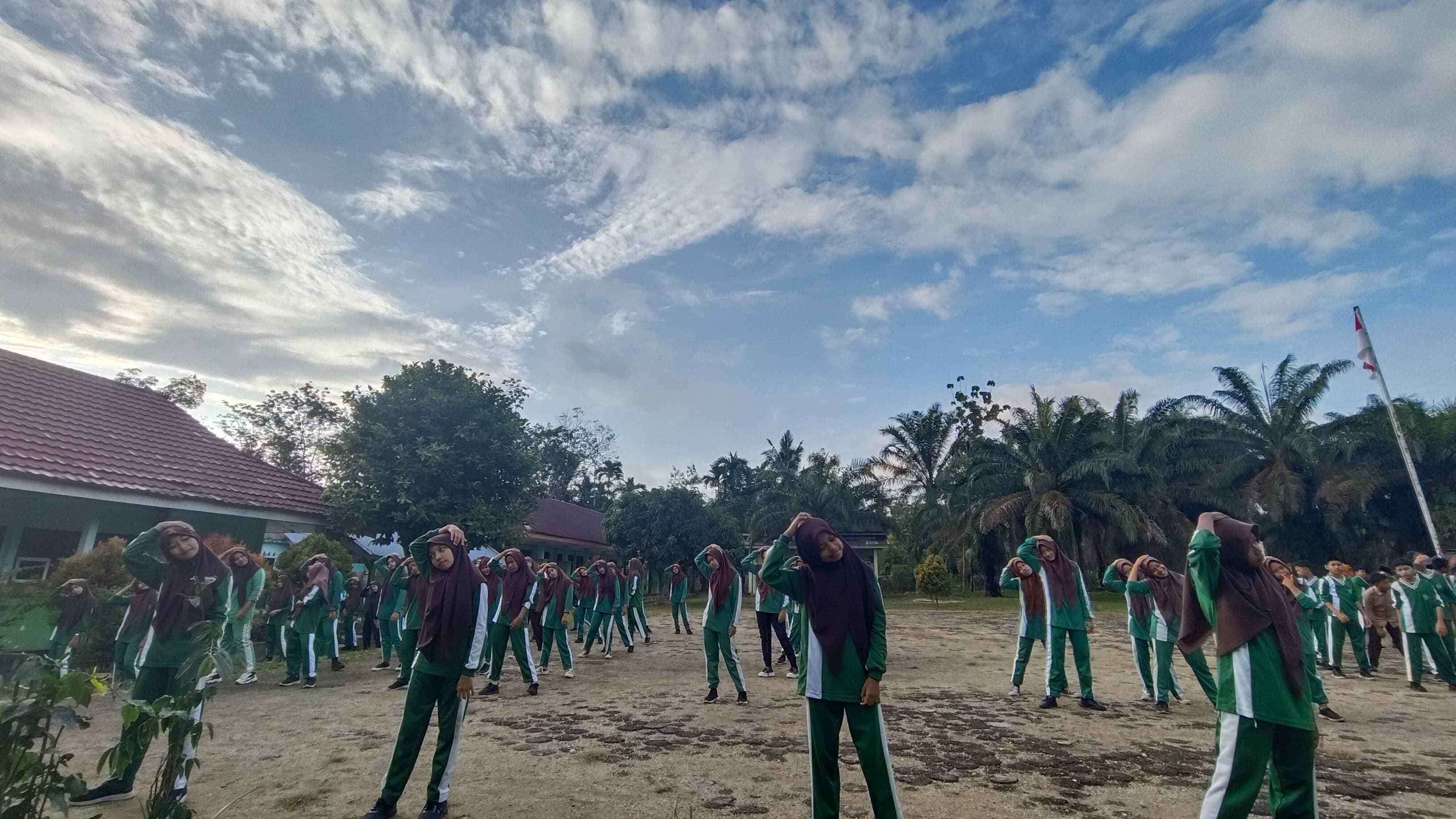 Senam Anak Indonesia Hebat Bangkitkan Semangat Warga MTsN 6 Bungo Senam Anak Indonesia Hebat Bangkitkan Semangat Warga MTsN 6 Bungo