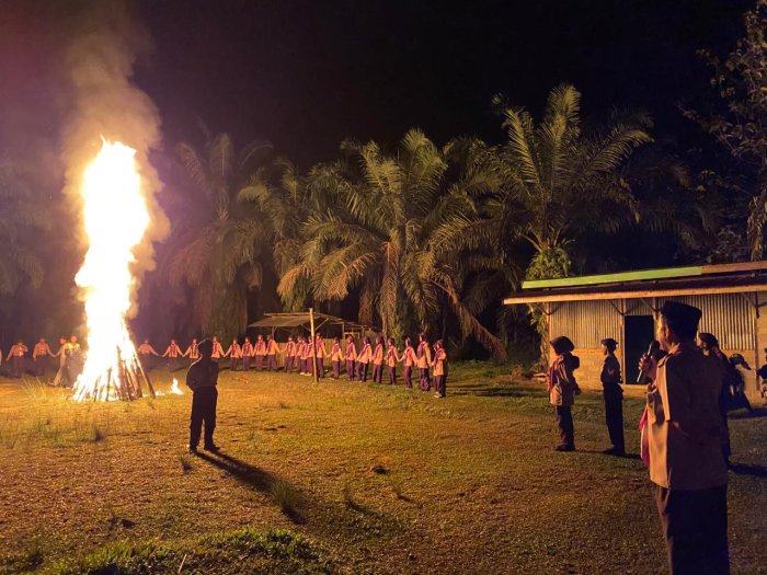 Malam Puncak Persami: Api Unggun Jadi Saksi Semangat dan Kekompakan Pramuka MTsN 6 Bungo Malam Puncak Persami: Api Unggun Jadi Saksi Semangat dan Kekompakan Pramuka MTsN 6 Bungo