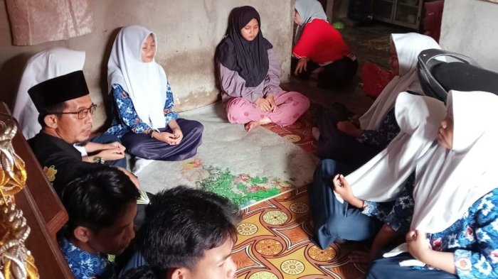 Menjalin Kebersamaan, Siswa MTsN 6 Bungo Bersama Wali Kelas Kunjungi Rekan yang Sakit Semangat Sembuh, Sahabatku Menjalin Kebersamaan, Siswa MTsN 6 Bungo Bersama Wali Kelas Kunjungi Rekan yang Sakit Semangat Sembuh, Sahabatku