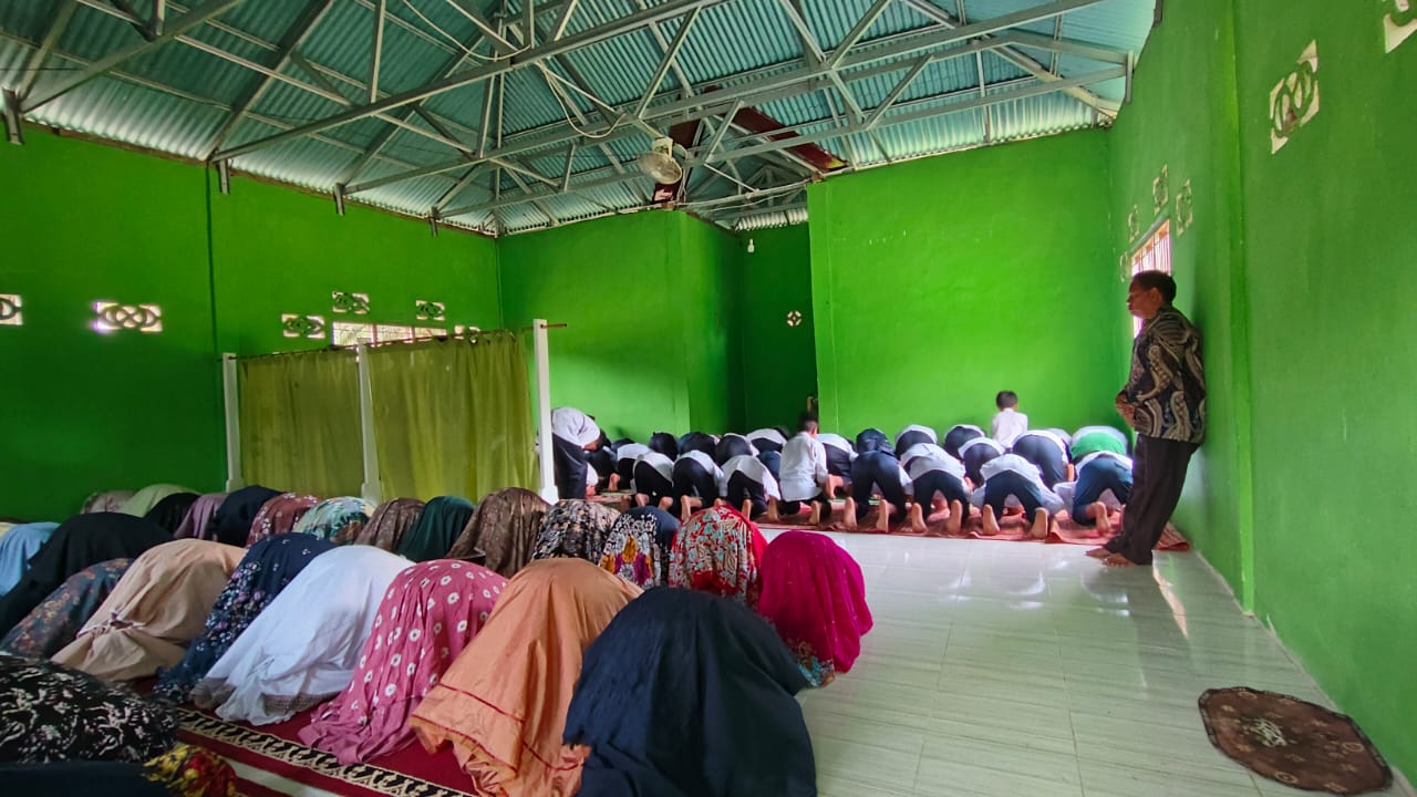 Peserta Didik MTsN 6 Bungo Melaksanakan Shalat Berjamaah Sebagai Sarana Meningkatkan Iman dan Taqwa Kepada Allah SWT Peserta Didik MTsN 6 Bungo Melaksanakan Shalat Berjamaah Sebagai Sarana Meningkatkan Iman dan Taqwa Kepada Allah SWT