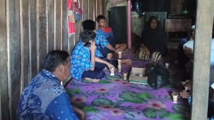 Solidaritas Tanpa Batas Wali Kelas Dampingi Kelas VIII B MTsN 6 Bungo Jenguk Teman yang sedang Sakit Solidaritas Tanpa Batas Wali Kelas Dampingi Kelas VIII B MTsN 6 Bungo Jenguk Teman yang sedang Sakit