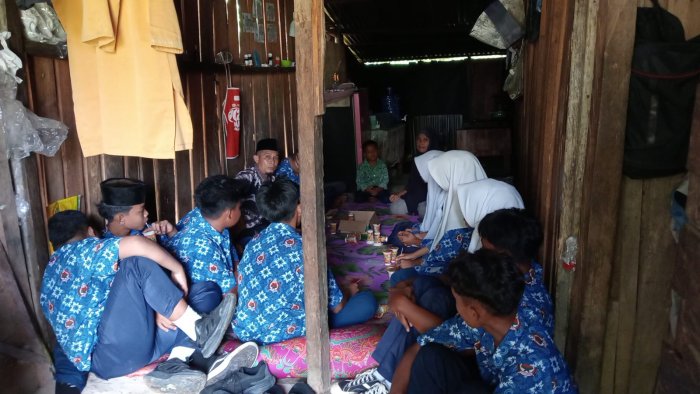 Kunjungan Penuh Kepedulian, Wali Kelas IX A dan Siswa MTsN 6 Bungo Menjenguk Teman yang Sedang Sakit Kunjungan Penuh Kepedulian, Wali Kelas IX A dan Siswa MTsN 6 Bungo Menjenguk Teman yang Sedang Sakit