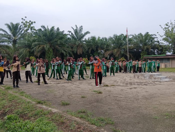 Semangat Sehat dan Ceria! Siswa serta Guru MTsN 6 Bungo Kompak Ikuti Senam Pagi Bersama Semangat Sehat dan Ceria! Siswa serta Guru MTsN 6 Bungo Kompak Ikuti Senam Pagi Bersama