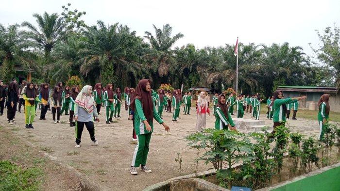 Siswa MTsN 6 Bungo Antusias Ikuti Senam Jasmani di Sabtu Pagi Siswa MTsN 6 Bungo Antusias Ikuti Senam Jasmani di Sabtu Pagi