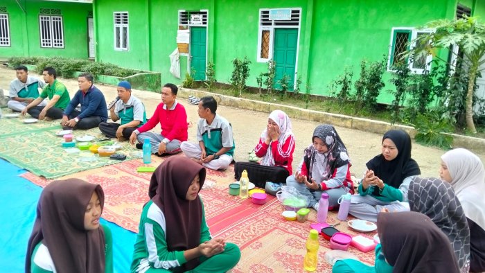 Kebersamaan Menyambut Ramadhan: Makan Bersama Pendidik dan Siswa MTsN 6 Bungo Kebersamaan Menyambut Ramadhan: Makan Bersama Pendidik dan Siswa MTsN 6 Bungo