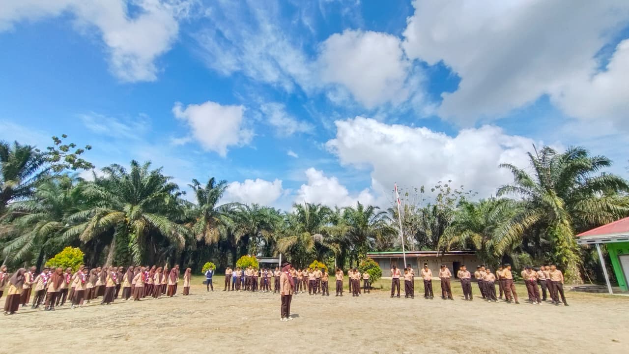 MTsN 6 Bungo Gelar Upacara dalam Perayaan Hari Pramuka Ke-64 MTsN 6 Bungo Gelar Upacara dalam Perayaan Hari Pramuka Ke-64