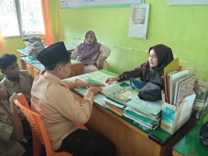 Siswa MTsN 6 Bungo Asah Kemampuan Mengaji Bersama Guru Wali Siswa MTsN 6 Bungo Asah Kemampuan Mengaji Bersama Guru Wali