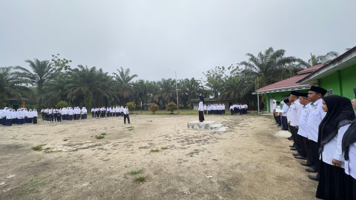Menumbuhkan Semangat Nasionalisme, MTsN 6 Bungo Laksanakan Upacara Bendera Setiap Senin Menumbuhkan Semangat Nasionalisme, MTsN 6 Bungo Laksanakan Upacara Bendera Setiap Senin