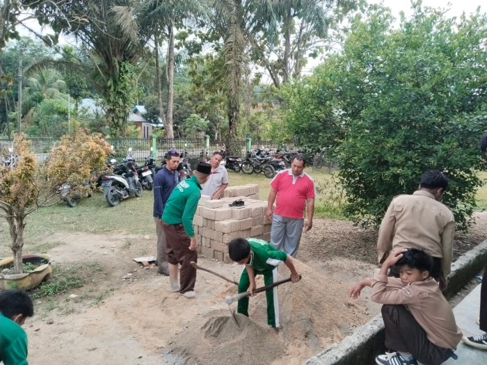 Kebersamaan Guru dan Siswa MTsN 6 Bungo dalam Gotong Royong P5RA Kebersamaan Guru dan Siswa MTsN 6 Bungo dalam Gotong Royong P5RA