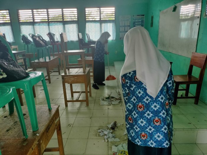 Madrasahku Bersih, Hatiku Senang