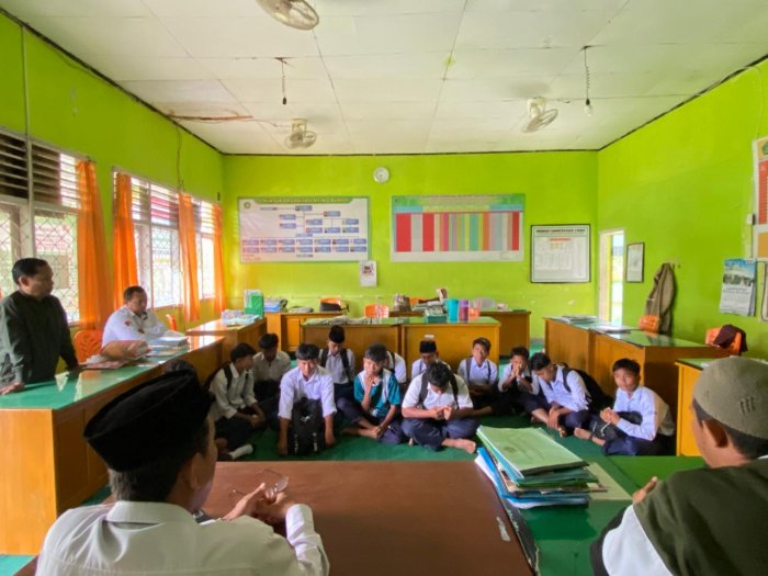 Briefing Penuh Semangat, Tim Futsal MTsN 6 Bungo Siap Harumkan Nama Madrasah di Ajang sekabupaten Bungo Briefing Penuh Semangat, Tim Futsal MTsN 6 Bungo Siap Harumkan Nama Madrasah di Ajang sekabupaten Bungo