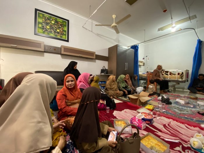 Wujud Kepedulian dan Kebersamaan, Keluarga Besar MTsN 6 Bungo Menjenguk Rekan Guru dan Orang Tua Guru yang Sedang Sakit