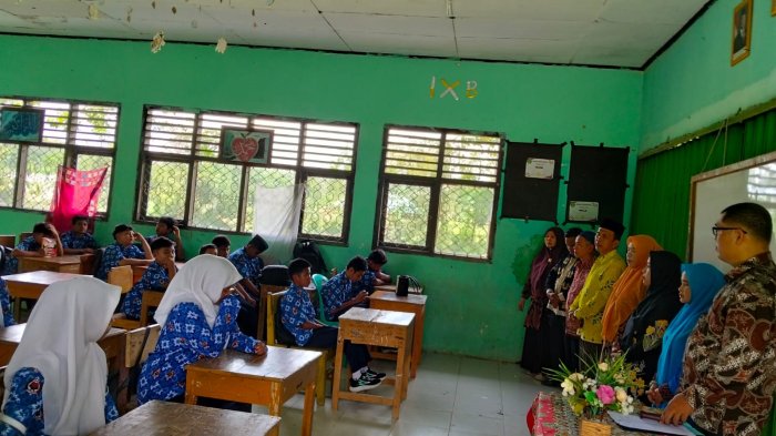 Berkah Zakat Profesi, Guru MTsN 6 Bungo Bantu Siswa Melalui BAZNAS Kabupaten Bungo Berkah Zakat Profesi, Guru MTsN 6 Bungo Bantu Siswa Melalui BAZNAS Kabupaten Bungo