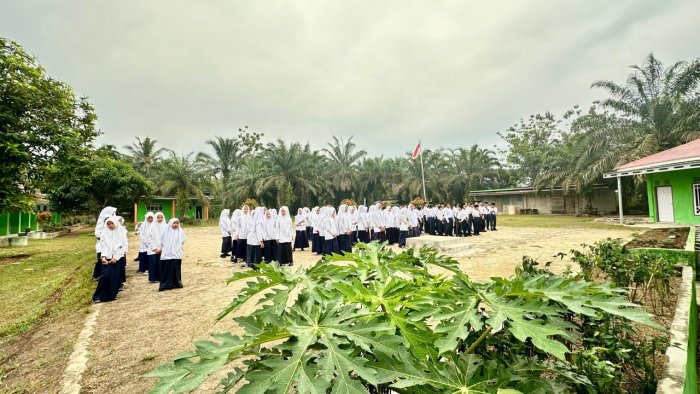 ✨ Semangat Pagi dengan Cahaya Ilahi: Siswa MTsN 6 Bungo Awali Hari dengan Pembacaan Ayat Pendek ✨ ✨ Semangat Pagi dengan Cahaya Ilahi: Siswa MTsN 6 Bungo Awali Hari dengan Pembacaan Ayat Pendek ✨