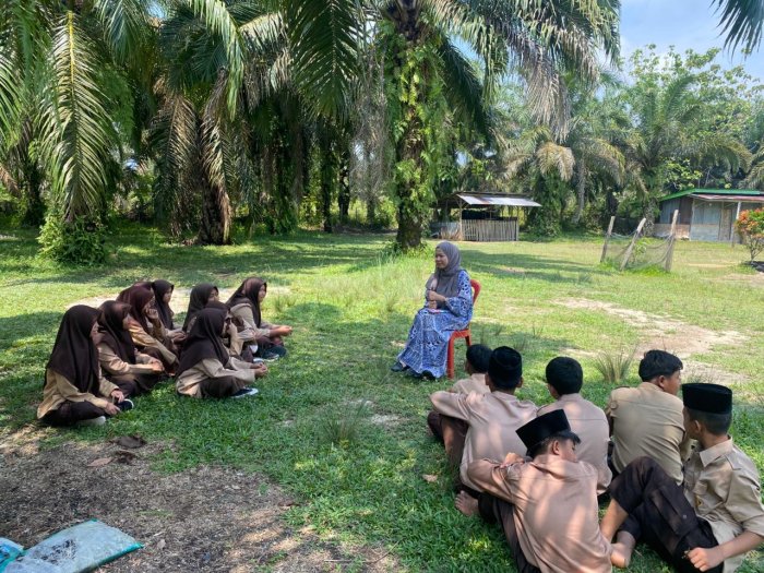 🌿 Belajar Sambil Menikmati Alam, Siswa Kelas VII A MTsN 6 Bungo Ubah Suasana Belajar di Luar Kelas 🌿 🌿 Belajar Sambil Menikmati Alam, Siswa Kelas VII A MTsN 6 Bungo Ubah Suasana Belajar di Luar Kelas 🌿