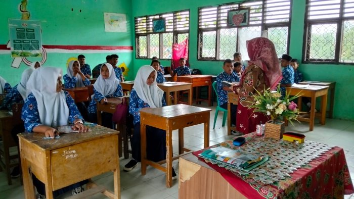 Tim Puskesmas UPT Babeko Laksanakan Pemeriksaan Kualitas Air, Makanan, dan Sosialisasi Kesehatan di MTsN 6 Bungo Tim Puskesmas UPT Babeko Laksanakan Pemeriksaan Kualitas Air, Makanan, dan Sosialisasi Kesehatan di MTsN 6 Bungo