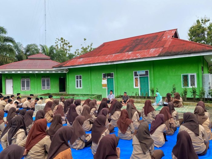 MTsN 6 BUNGO Meraih Berkah dengan Membaca Surah Yasin bersama Tiap Hari jumat Pagi MTsN 6 BUNGO Meraih Berkah dengan Membaca Surah Yasin bersama Tiap Hari jumat Pagi