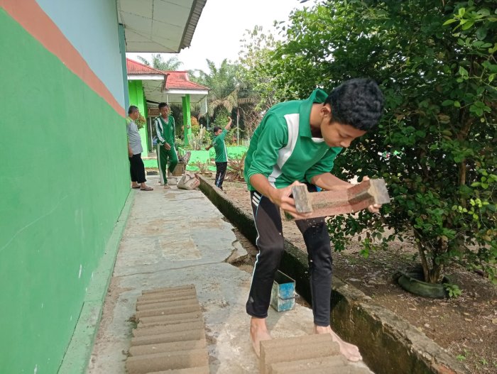 Gotong Royong Berkarya, Siswa MTsN 6 Bungo Ciptakan Batako Demi Nilai dan Pengalaman Berharga Gotong Royong Berkarya, Siswa MTsN 6 Bungo Ciptakan Batako Demi Nilai dan Pengalaman Berharga