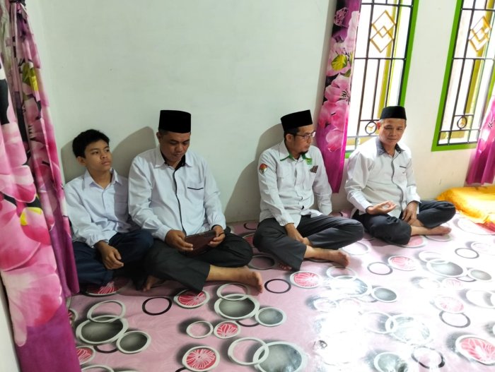 Indahnya Kepedulian Guru dan Siswa MTsN 6 Bungo Mengunjungi Teman yang Sedang Sakit