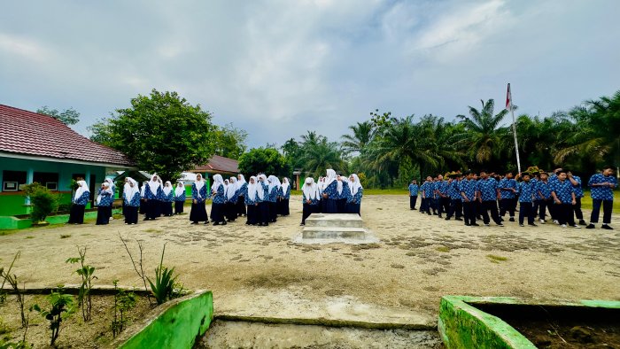 Siswa MTsN 6 Bungo Awali Pagi dengan Lantunan Surah Pendek Al-Quran Siswa MTsN 6 Bungo Awali Pagi dengan Lantunan Surah Pendek Al-Quran
