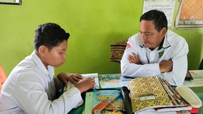 Dibimbing dengan Hati: Cerita di Balik Meja Guru Wali Dibimbing dengan Hati: Cerita di Balik Meja Guru Wali