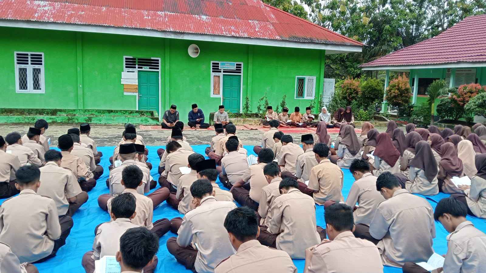 Kegiatan Keagamaan Setiap Jum'at Pagi MTsN 6 Bungo Kegiatan Keagamaan Setiap Jum'at Pagi MTsN 6 Bungo