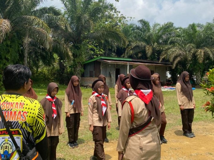 🔥 Semangat Tak Padam di Tengah Terik: Siswa MTsN 6 Bungo Tetap Antusias Latihan Pramuka