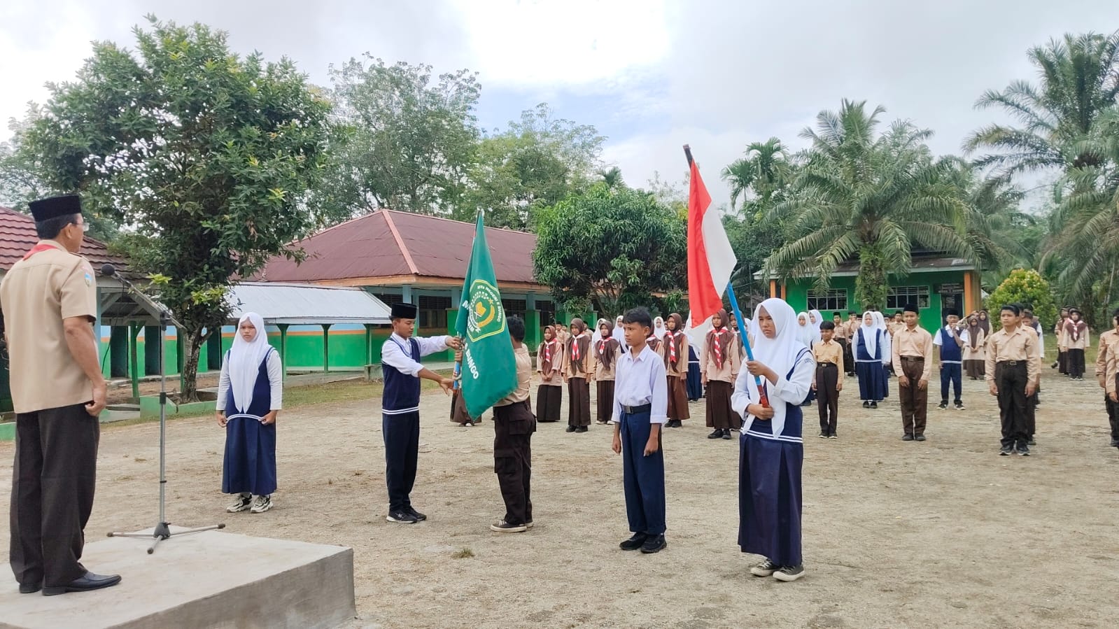 Upacara Serah Terima Pengurus OSIM TA 2024/2025 dan Pelantikan Pengurus OSIM TA 2025/2026 MTsN 6 Bungo Upacara Serah Terima Pengurus OSIM TA 2024/2025 dan Pelantikan Pengurus OSIM TA 2025/2026 MTsN 6 Bungo